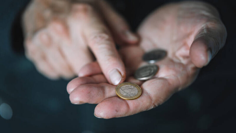 7 Erros Financeiros que Estão Fazendo Você Perder Dinheiro Sem Perceber